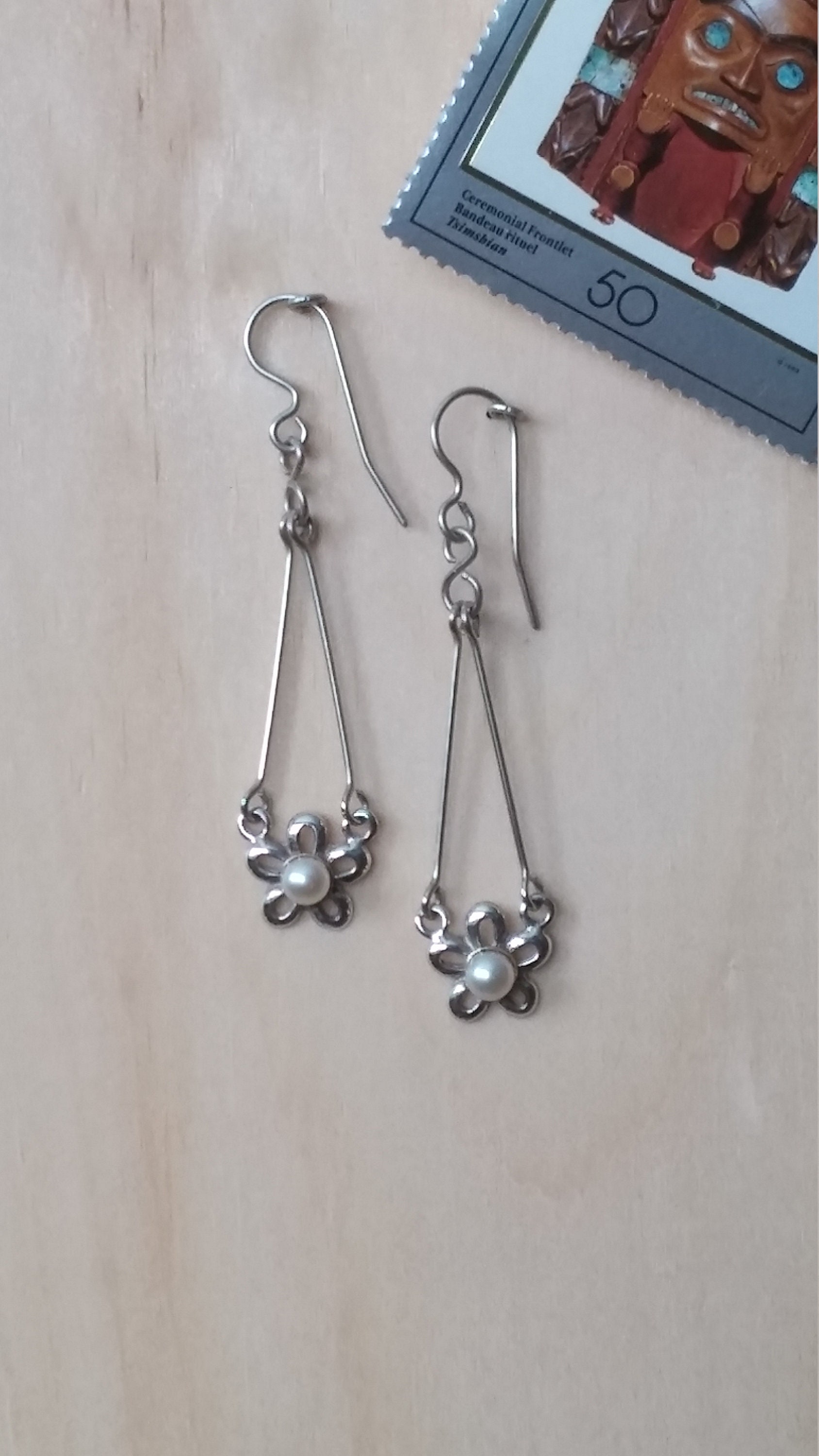 Blume Und Perle Silber Baumelnde Lange Ohrringe, Exklusives Design Naturliebhaber Ohrringe in Handgefertigt. Leichte Neutrale Blume Und Perle Silber Baumelnde Lange Ohrringe, Exklusives Design Naturliebhaber Ohrringe in Handgefertigt. Leichte Neutrale von LACHANCEbyhand