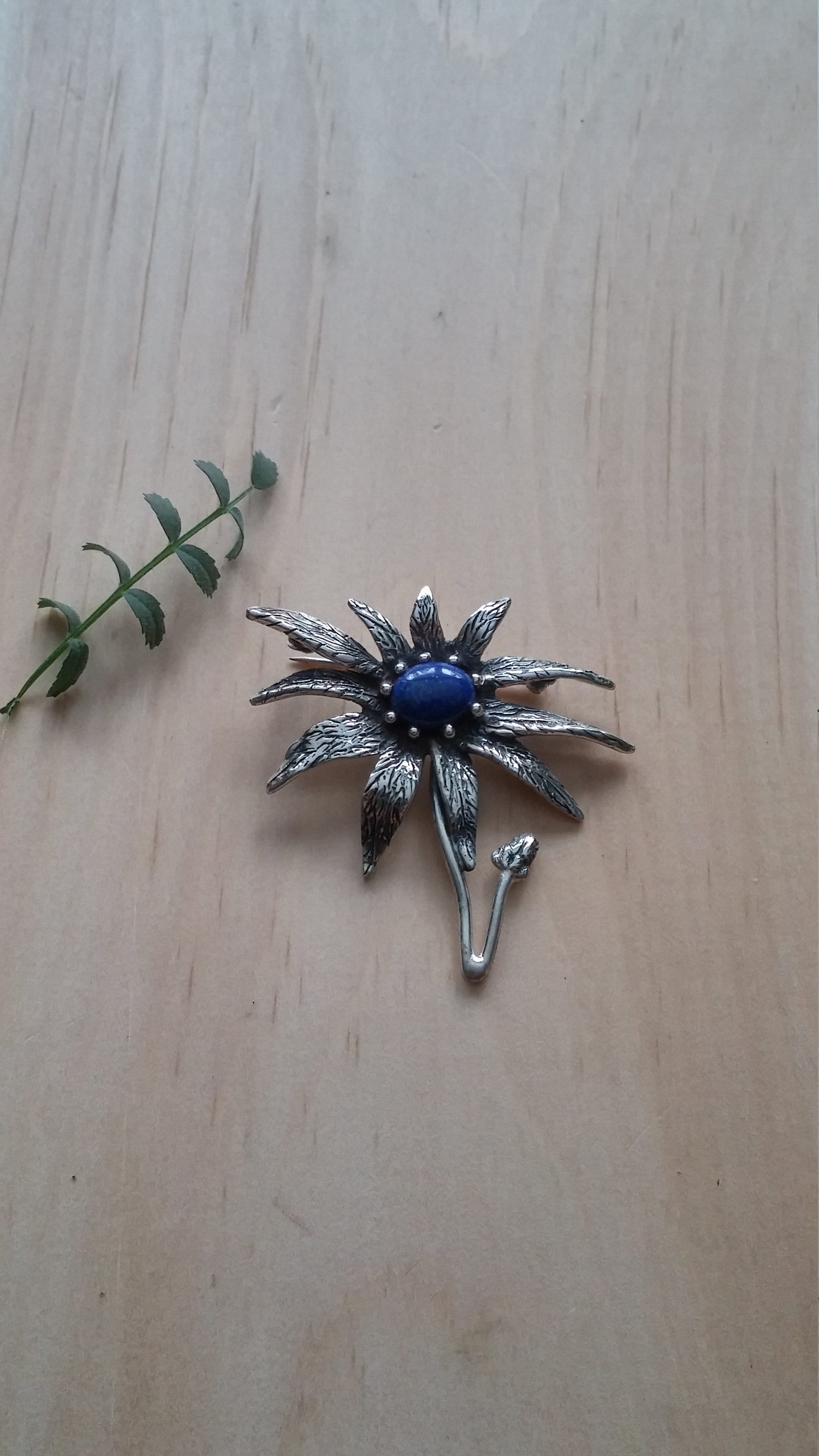 Edelweiss Daisy Sterling Brosche Mit Lapis Lazuli. Original Design, Geschwärztes Silber. 925 , Echter Lapislazuli Edelweiss Daisy Sterling Brosche Mit Lapis Lazuli. Original Design, Geschwärztes Silber. 925 , Echter Lapislazuli von LACHANCEbyhand