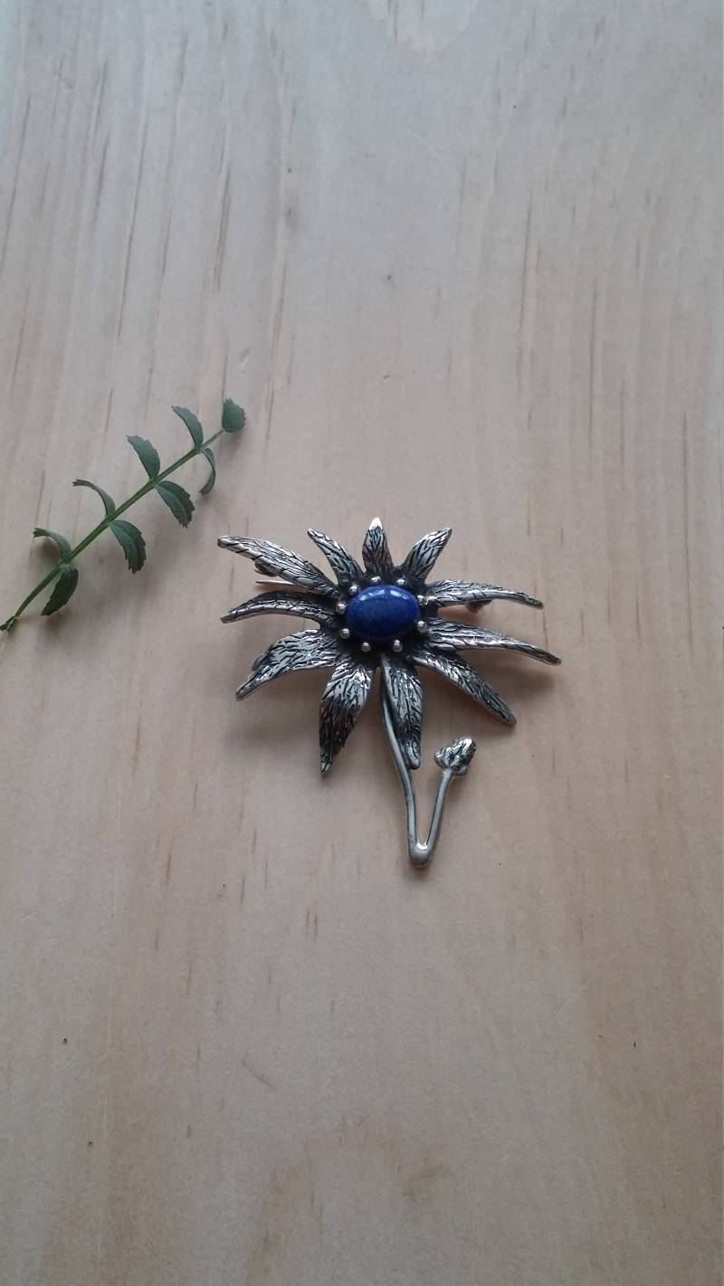 Edelweiss Daisy Sterling Brosche Mit Lapis Lazuli. Original Design, Geschwärztes Silber. 925 , Echter Lapislazuli von LACHANCEbyhand