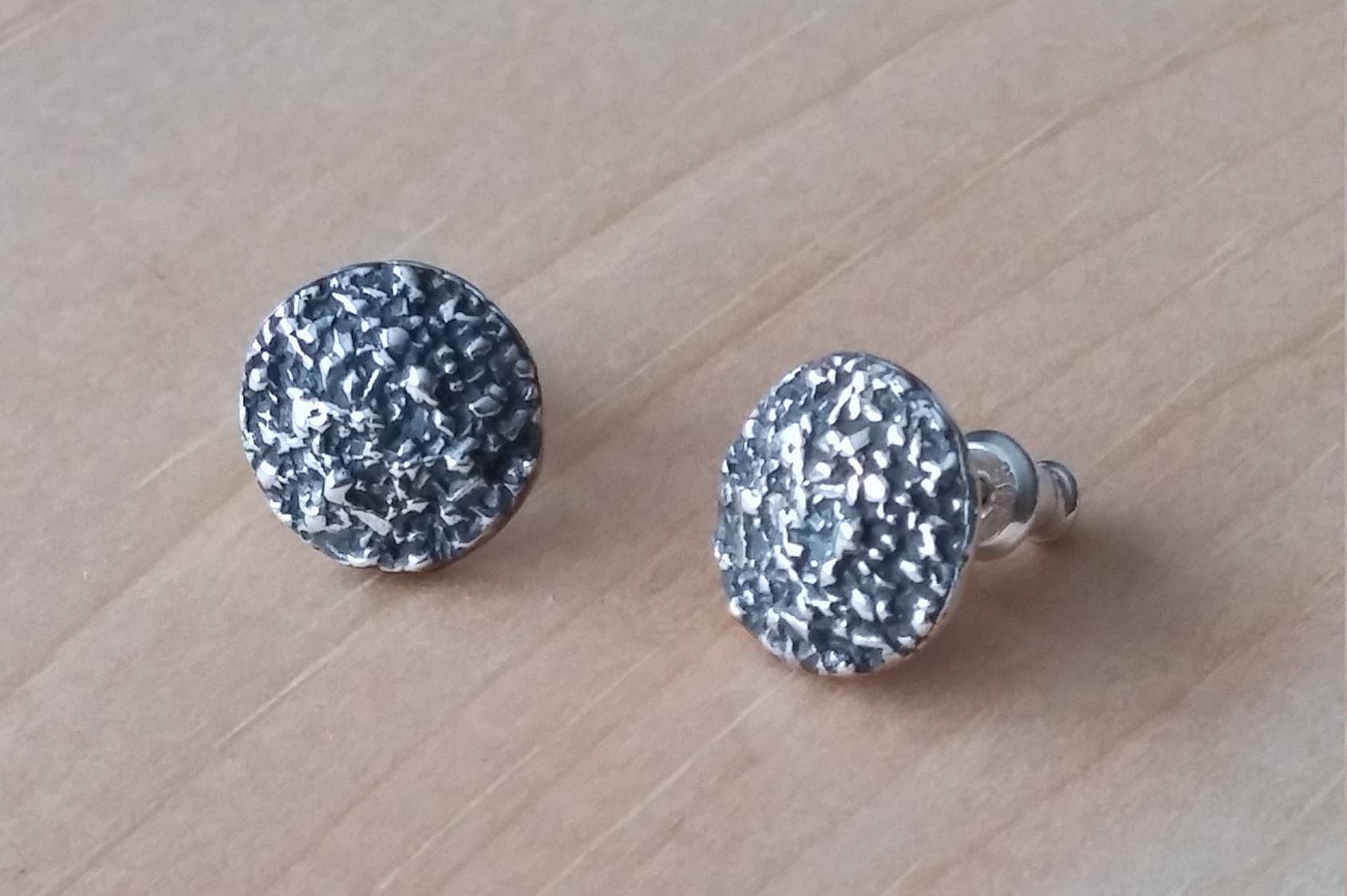 Erde Und Sand Strukturierte Silber Oxidierte Ohrstecker, Handmade Einzigartige Design Sterling, Bark, Planet, Mond Einfache Ohrstecker Erde Und Sand Strukturierte Silber Oxidierte Ohrstecker, Handmade Einzigartige Design Sterling, Bark, Planet, Mond Einfache Ohrstecker von LACHANCEbyhand