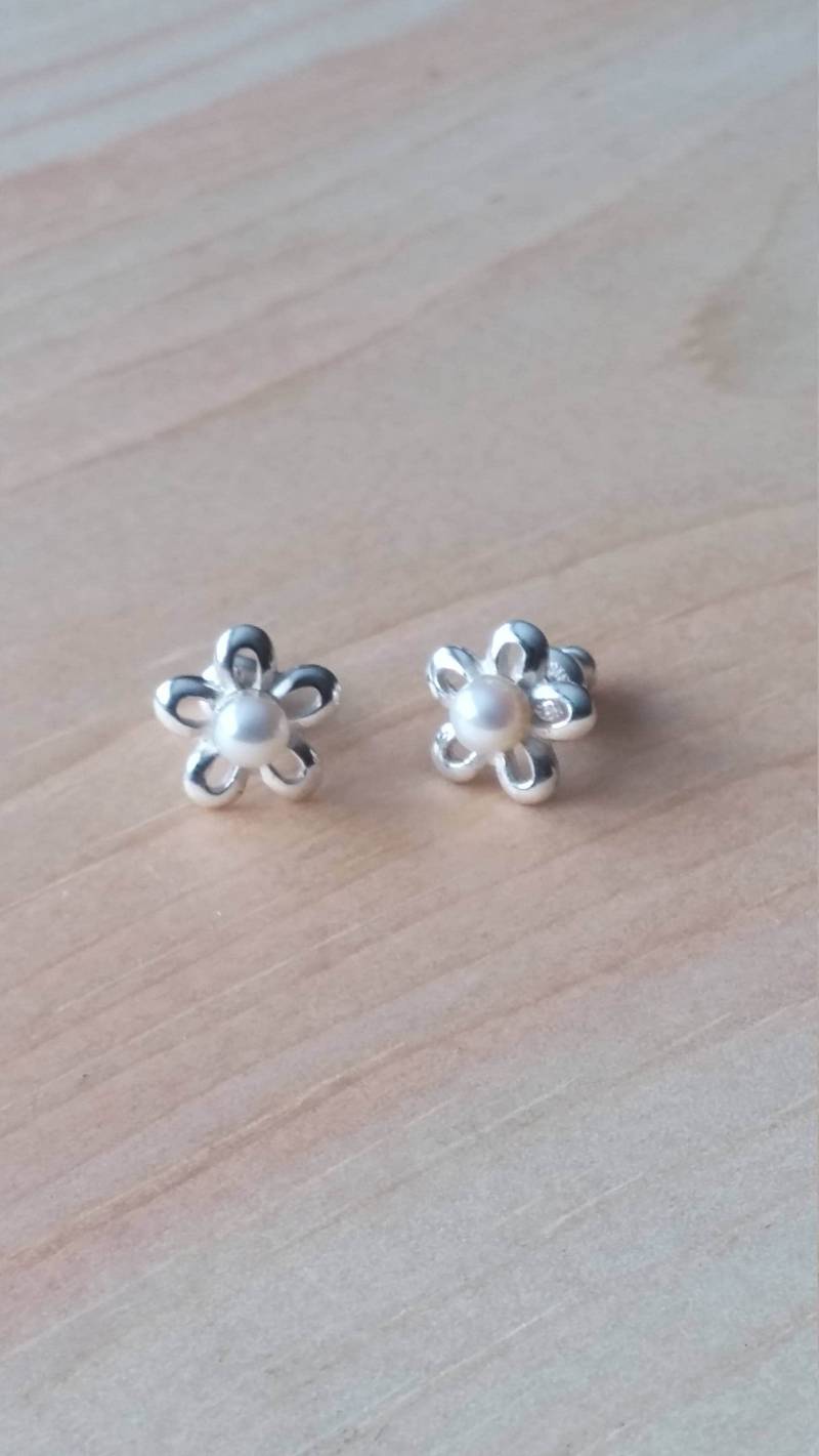 Exklusives Design, Zierliche Silber Ohrstecker Mit Perlen Handgefertigt Offenes Süßwasserperlen Sterling Für Jeden Tag von LACHANCEbyhand