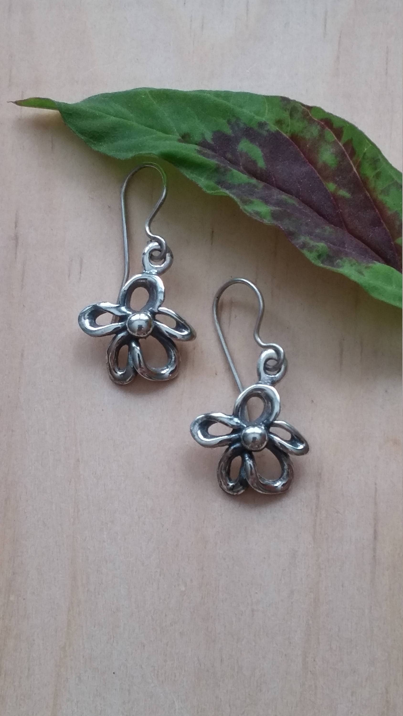 Jugendstil Sterlingsilber Blume in Handarbeit Exklusives Design. Natur Ohrringe Für Frühling Und Sommer, Dezente Kurze Hängeohrringe Jugendstil Sterlingsilber Blume in Handarbeit Exklusives Design. Natur Ohrringe Für Frühling Und Sommer, Dezente Kurze Hängeohrringe von LACHANCEbyhand