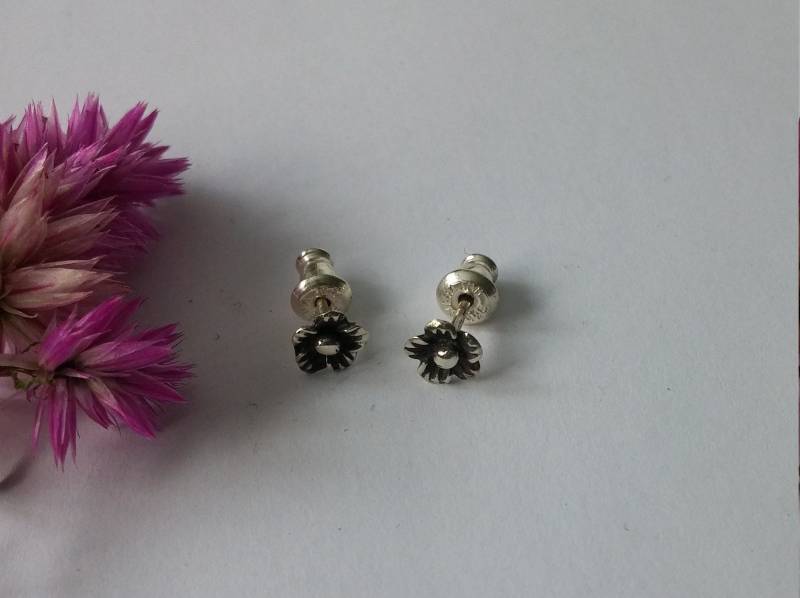 Kleine Blumen Ohrstecker Oxidiertes Silber, Handgefertigte Exklusive Silber Ohrringe Für Jeden Tag, Multi Mit Qualität Silberträger von LACHANCEbyhand