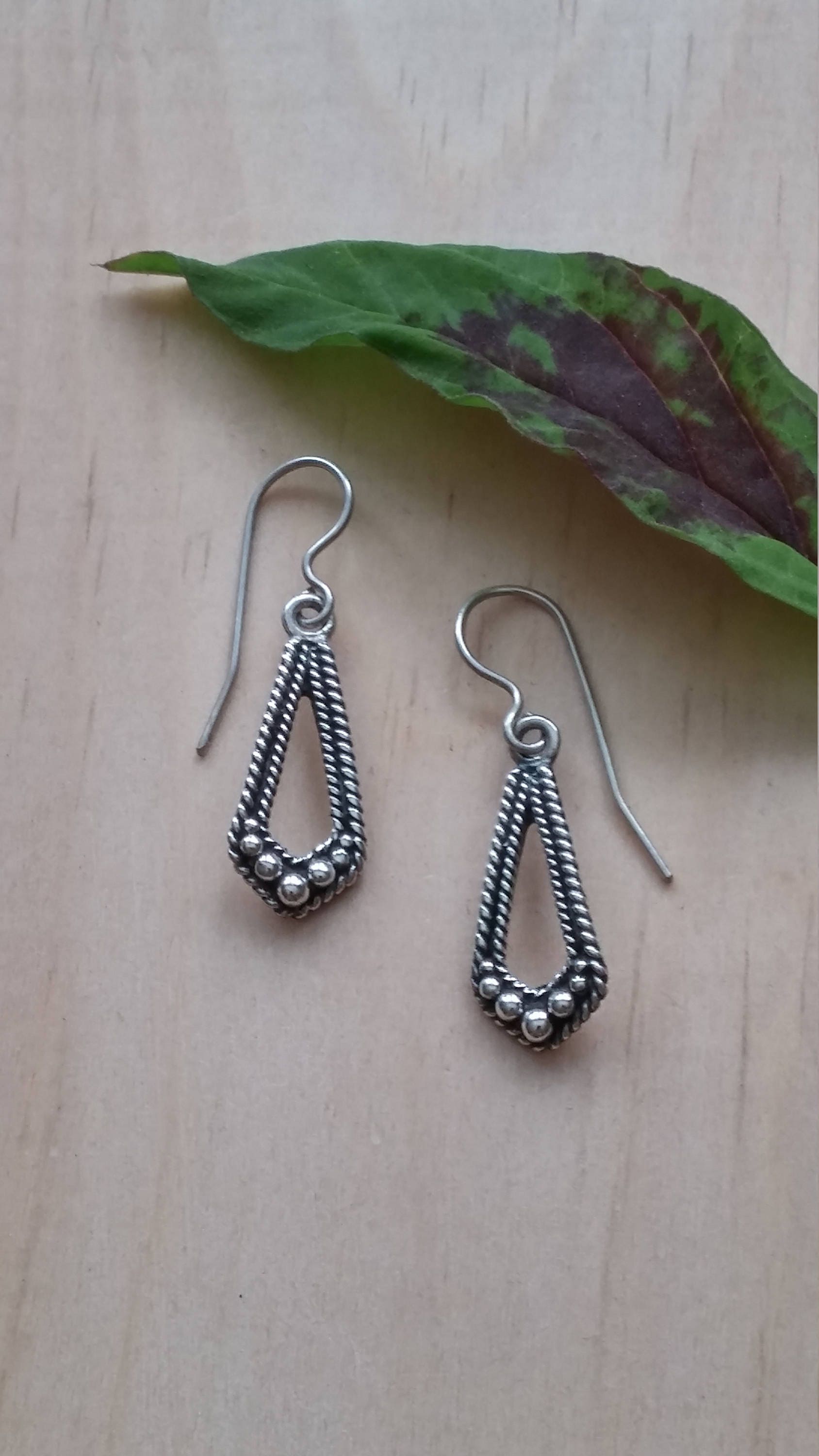 Kurze Dreieck Silber Ohrringe Einzigartiges Design, Offenes Oxidierter Feinsilber Tropfenohrring, Granuliert Jeden Tag Silberohrring Kurze Dreieck Silber Ohrringe Einzigartiges Design, Offenes Oxidierter Feinsilber Tropfenohrring, Granuliert Jeden Tag Silberohrring von LACHANCEbyhand