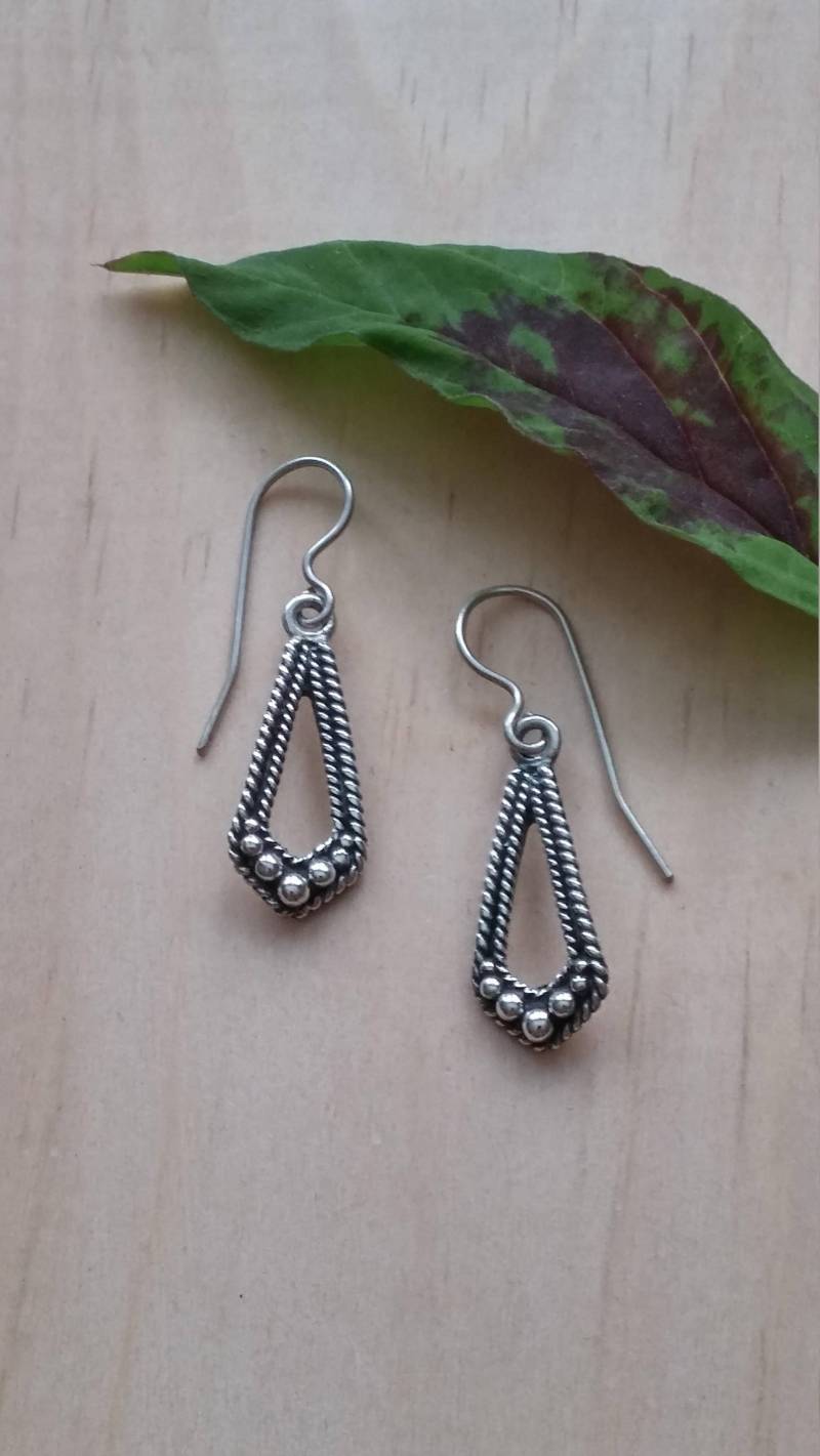 Kurze Dreieck Silber Ohrringe Einzigartiges Design, Offenes Oxidierter Feinsilber Tropfenohrring, Granuliert Jeden Tag Silberohrring von LACHANCEbyhand