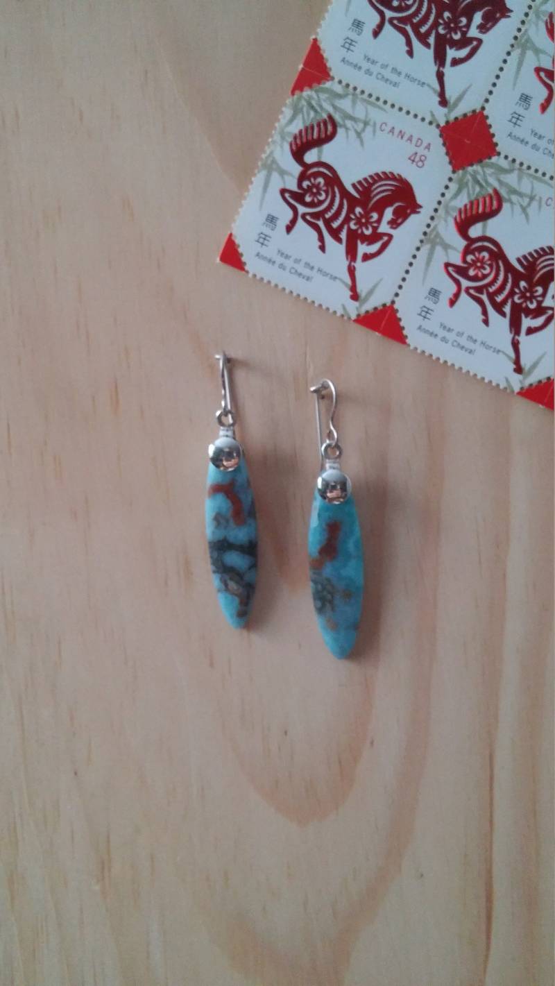 Larimar Ohrhänger, Echte Blaue Steine, Von Hand Geschnitten Und Ungewöhnliche Muster Mit Schwarzen Braunen Adern. Einzigartige Larimar Ohrhänger, Echte Blaue Steine, Von Hand Geschnitten Und Ungewöhnliche Muster Mit Schwarzen Braunen Adern. Einzigartige von LACHANCEbyhand