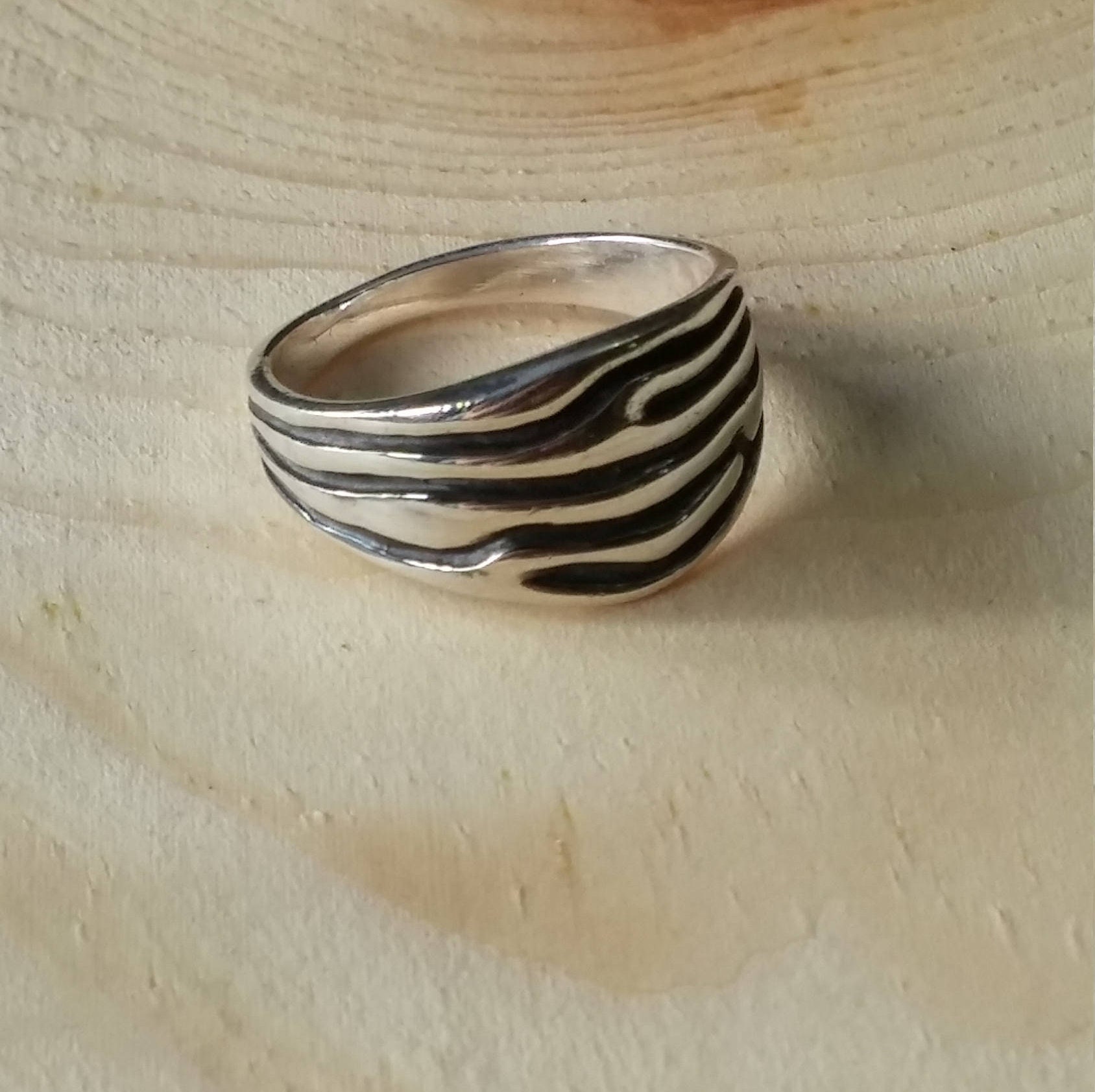 Oxidierter Silberring Wellenmuster Exklusives Design, Auffallende Neue 2 Farben Flache Ringschiene Mit Abnehmender Breite Oxidierter Silberring Wellenmuster Exklusives Design, Auffallende Neue 2 Farben Flache Ringschiene Mit Abnehmender Breite von LACHANCEbyhand