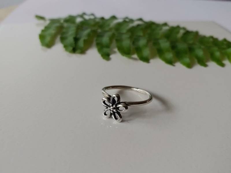 Süßer Kleiner Blumenring Handgefertigt Aus Silber, Exclusives Design Oxidiertes Silber Mit Frühlingsblume. Durchsichtig Ring Sehr Zart Und Fein Süßer Kleiner Blumenring Handgefertigt Aus Silber, Exclusives Design Oxidiertes Silber Mit Frühlingsblume. Durchsichtig Ring Sehr Zart Und Fein von LACHANCEbyhand