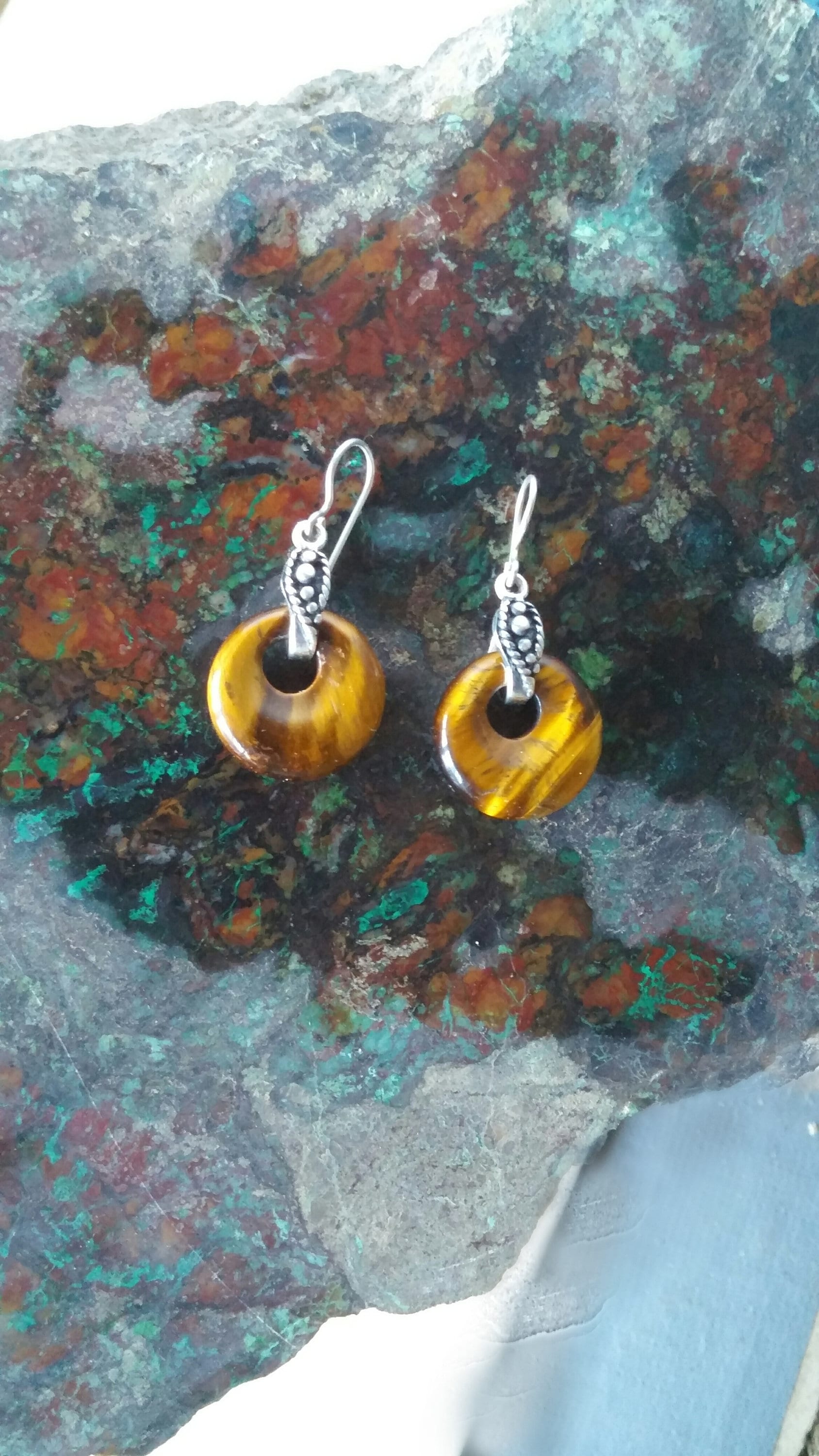 Tigerauge Donuts Form Natürliche Braune Steine Ohrringe, Echte An Sterling Silber Oxidierte Kleine Und Leichte Ohrringe Tigerauge Donuts Form Natürliche Braune Steine Ohrringe, Echte An Sterling Silber Oxidierte Kleine Und Leichte Ohrringe von LACHANCEbyhand