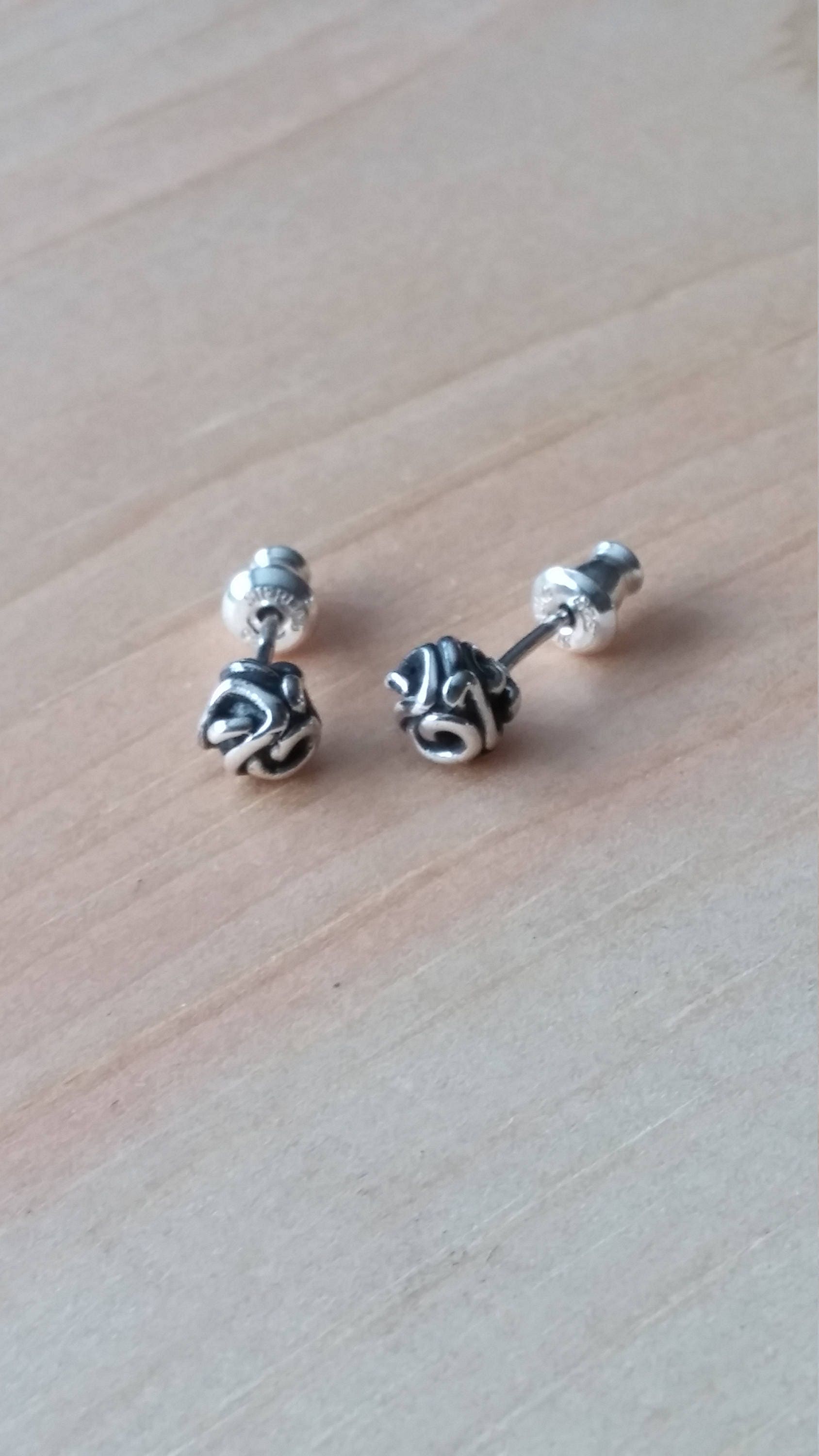 Tiny Silber Ohrstecker Runde Oxidiertes Sterling Silber, Exklusives Design Handgefertigte Qualität Nägel, Zwei Farben Minimaliste Tiny Silber Ohrstecker Runde Oxidiertes Sterling Silber, Exklusives Design Handgefertigte Qualität Nägel, Zwei Farben Minimaliste von LACHANCEbyhand