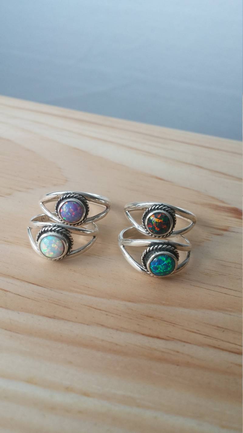 Weißer Opal Silberring, Blauer Opalring, Schwarzer Lila 6 Mm Lab-Opal Silberring Für Jeden Tag von LACHANCEbyhand