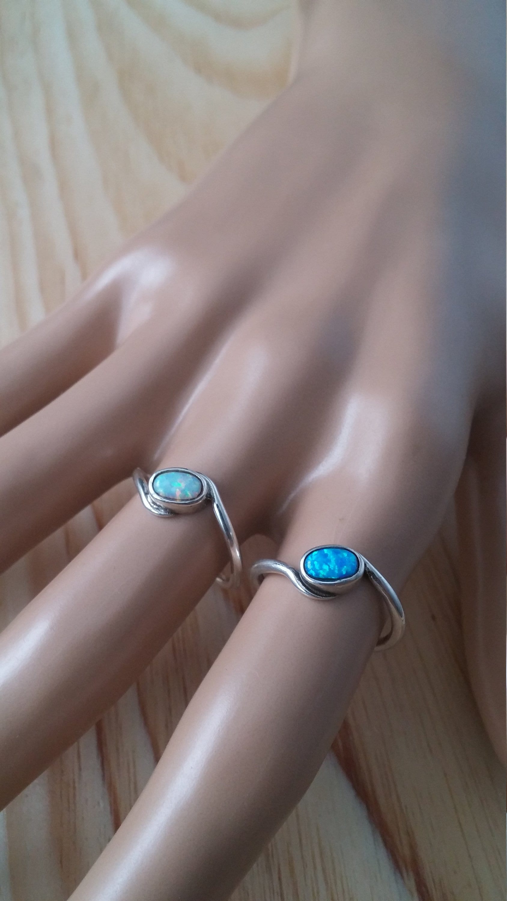 Zarter Opal Silberring, Weißer Opalring, Blauer in Silber Gefasste Opale, Nicht Verklebt, 4 Mal 6 Mm Große Steine. Exklusiv Zarter Opal Silberring, Weißer Opalring, Blauer in Silber Gefasste Opale, Nicht Verklebt, 4 Mal 6 Mm Große Steine. Exklusiv von LACHANCEbyhand