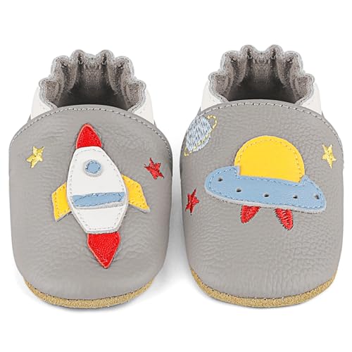 LACOFIA Baby Hausschuhe Leder für Jungen Mädchen Krabbelschuhe rutschfeste Weiche Sohle Baby Lederschuhe Lauflernschuhe Grau Rakete 0-6 Monate von LACOFIA