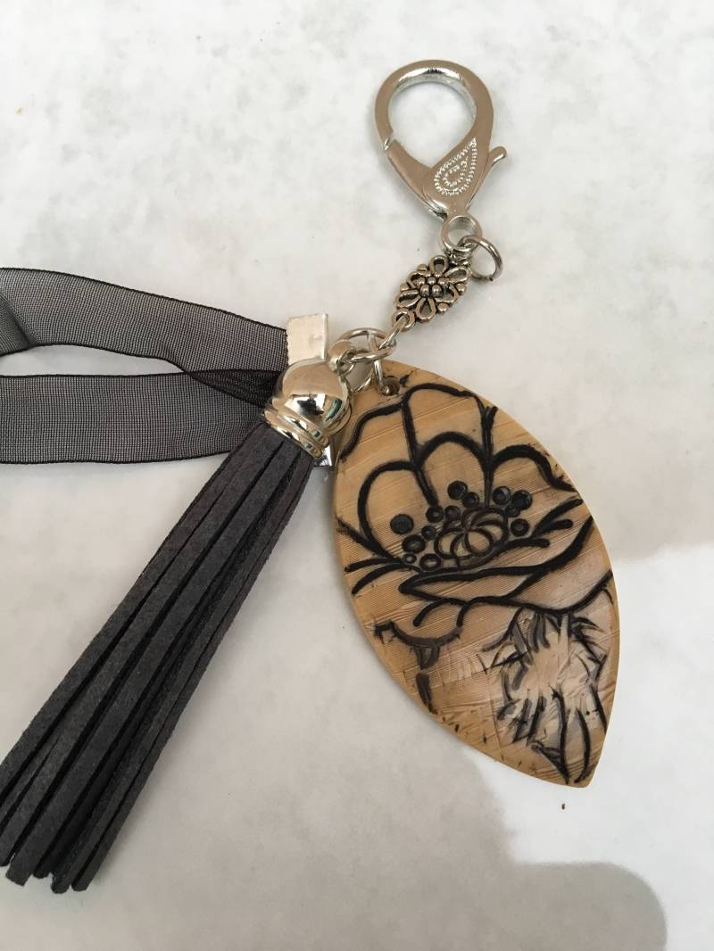 Schlüsselanhänger Schwarz in Nachahmung Polymer Clay Holz, Tassel Und Band/Pompom Schwarz Blume Schlüsselanhänger Schwarz in Nachahmung Polymer Clay Holz, Tassel Und Band/Pompom Schwarz Blume von LAETBIJOUX