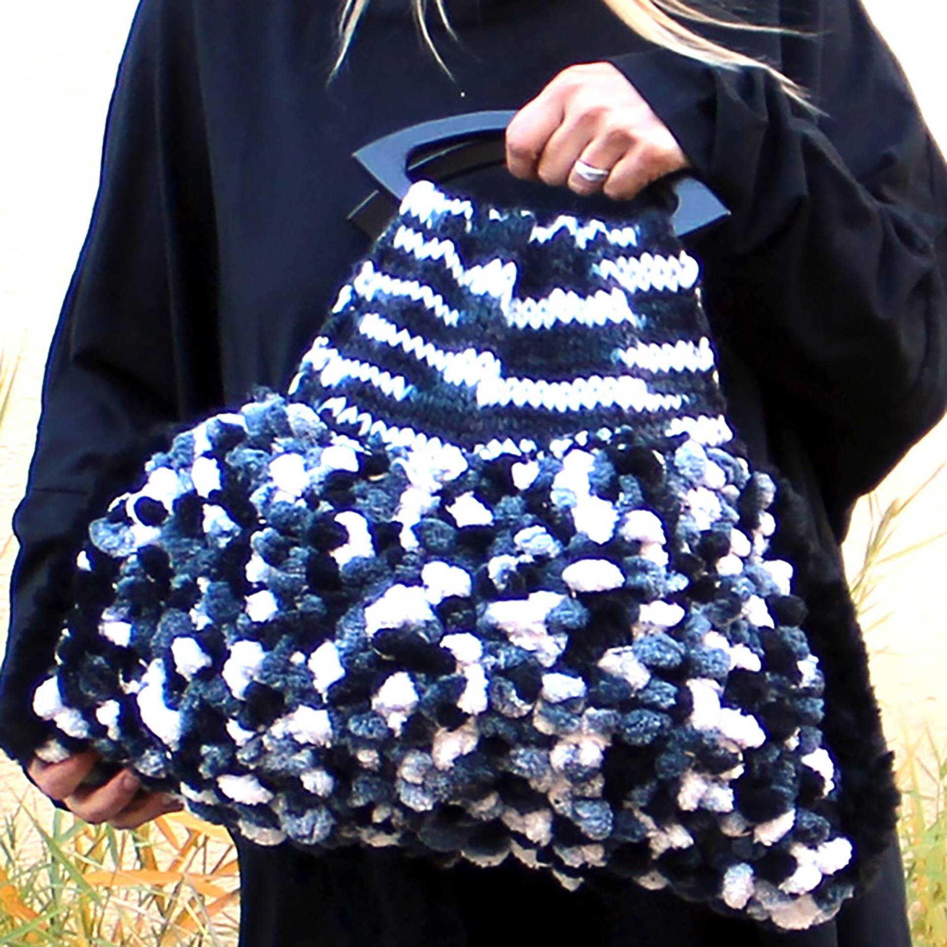 Besace Tasche Boheme Coklico Handgehäkelte Pompons Schwarz Weiß Boho Besace Tasche Boheme Coklico Handgehäkelte Pompons Schwarz Weiß Boho von LAFEMMECOKLICO