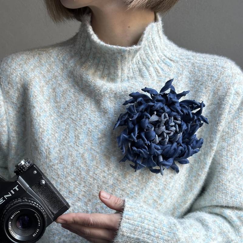 Denim Blumen Brosche Handgemachte Stoffbrosche, Einzigartiges Frauen Accessoire von LAGUTA