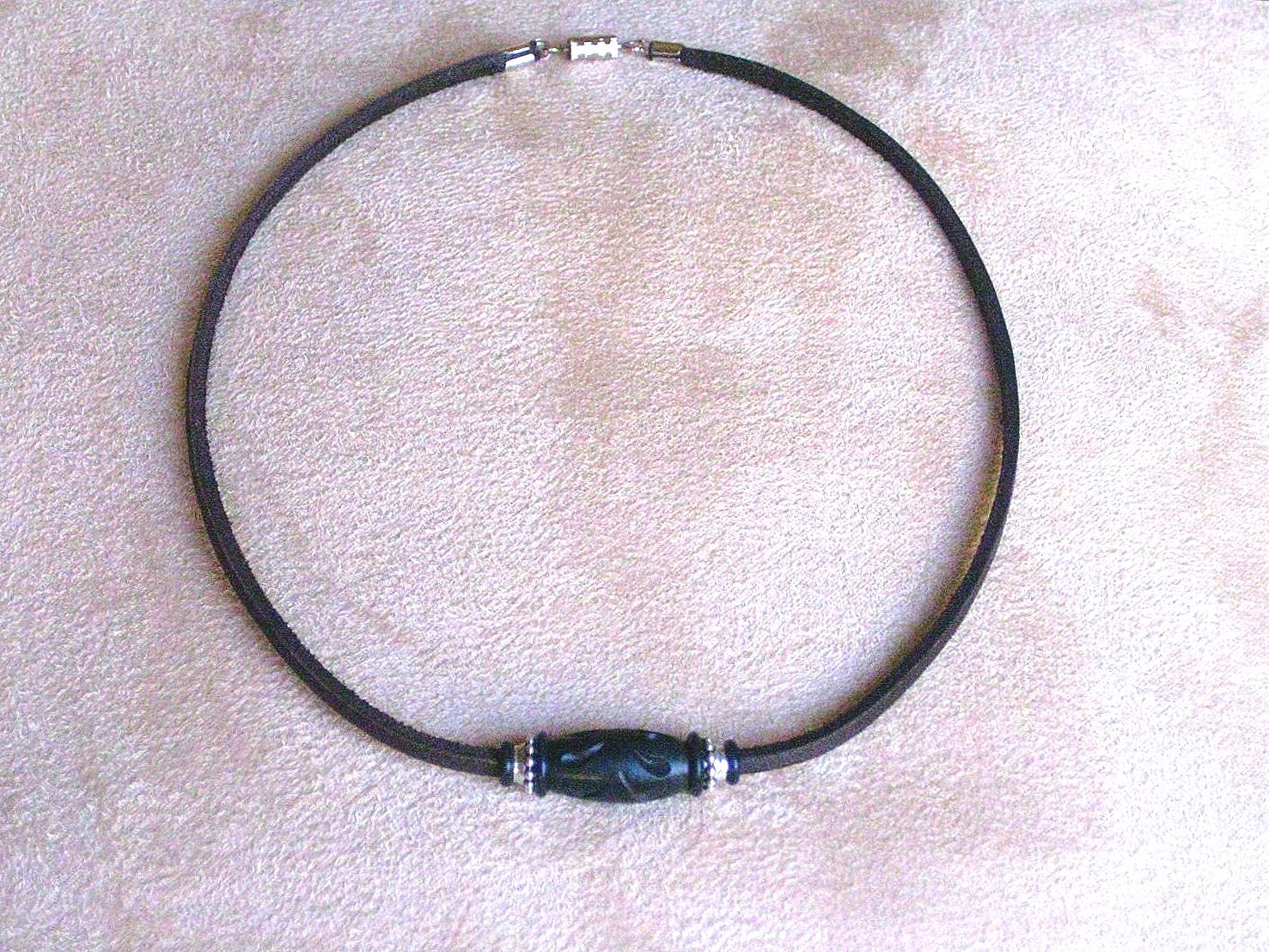 Herren Geschnitzte Holzperlenkette Auf Leder Mit Silbernen Akzenten von LAJewelryStudio