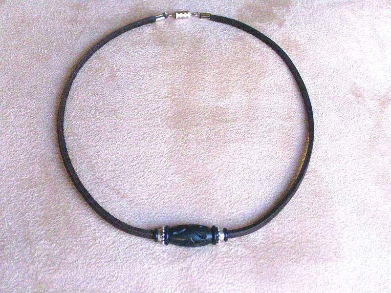 Herren Geschnitzte Holzperlenkette Auf Leder Mit Silbernen Akzenten von LAJewelryStudio