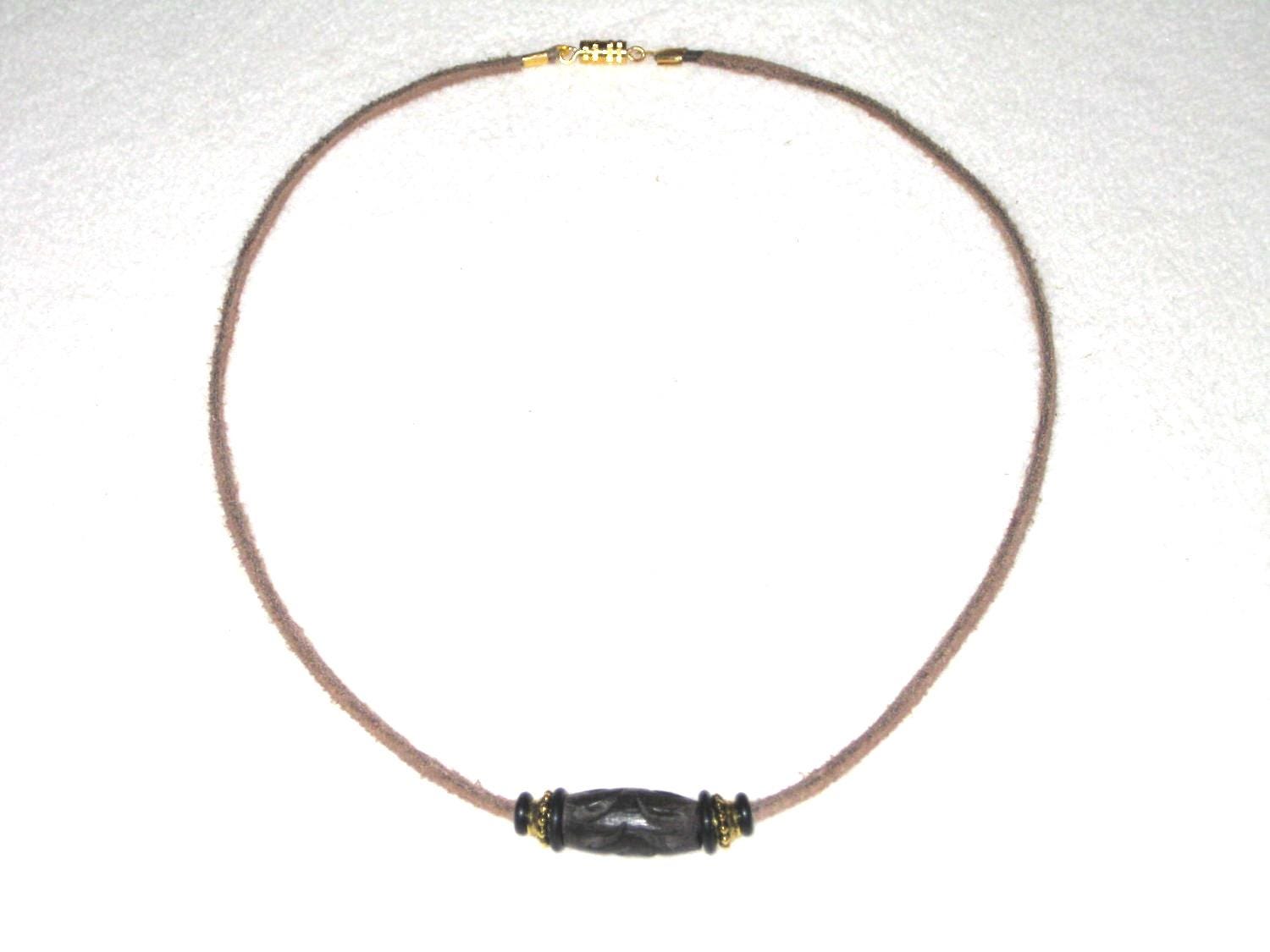 Herren Geschnitzte Holzperlenkette Auf Tan Leder von LAJewelryStudio