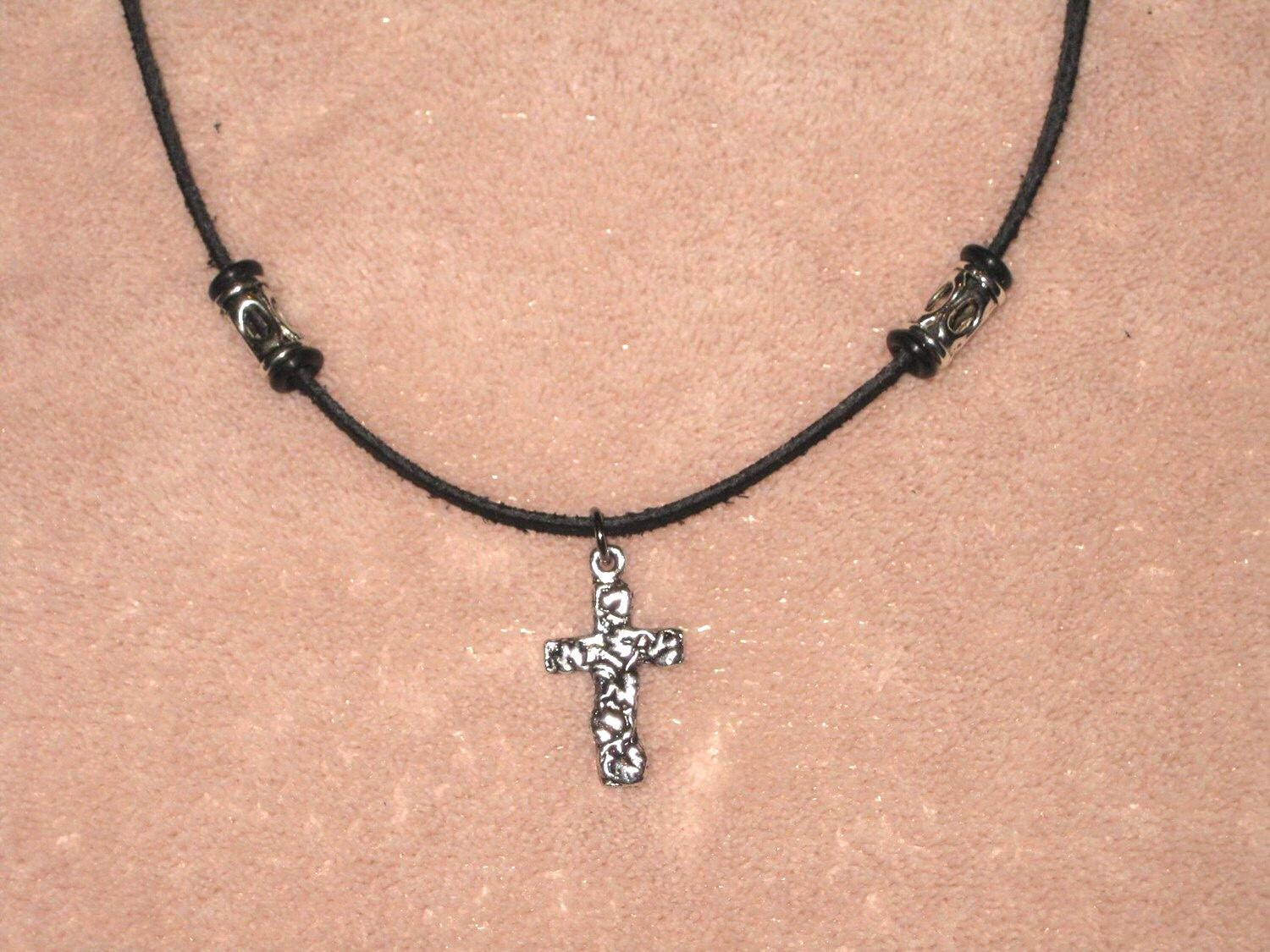 Herren Halskette - Silbernes Kreuz Auf Schwarzem Leder von LAJewelryStudio