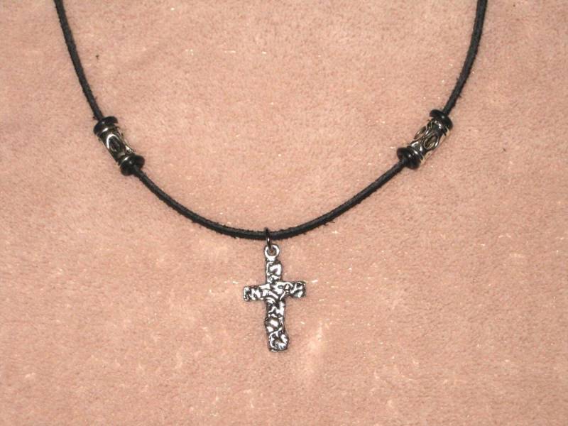 Herren Halskette - Silbernes Kreuz Auf Schwarzem Leder Herren Halskette - Silbernes Kreuz Auf Schwarzem Leder von LAJewelryStudio