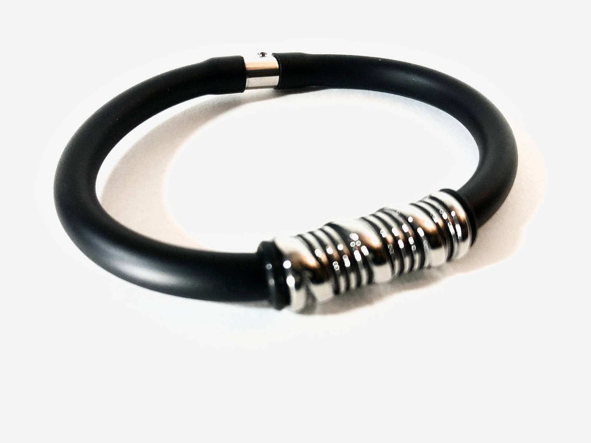 Herren Matt Schwarz Kautschuk Armband Mit Magnetverschluss von LAJewelryStudio