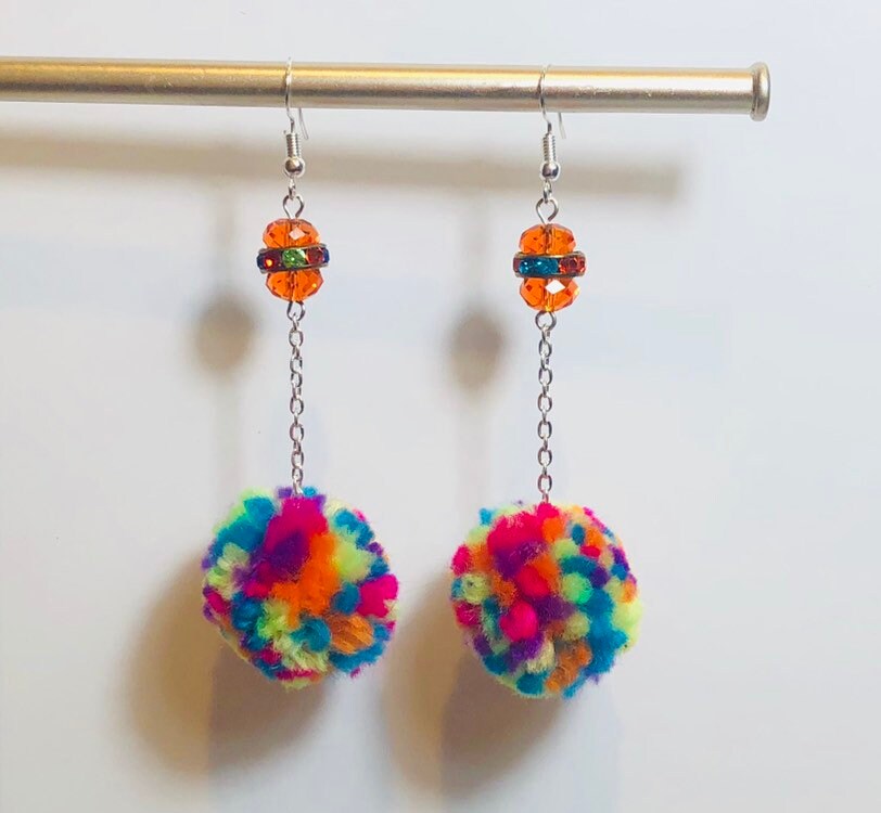 Regenbogen Burst Pom-Pom Baumeln Ohrringe von LAJewelryStudio