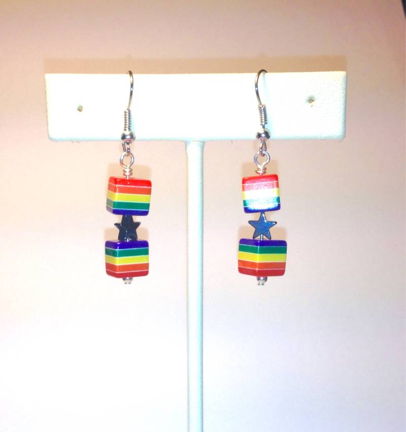 Regenbogen Würfel Pride Ohrringe Hämatit Sternakzent von LAJewelryStudio