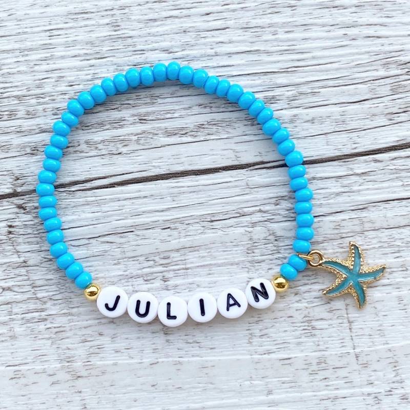 Armband "Seestern" Blau Gold Personalisiert Buchstabenarmband Namensarmband Anhänger Glasperlen Perlenarmband Sommer Schmuck Armkettchen von LAKASTgeschenkideen