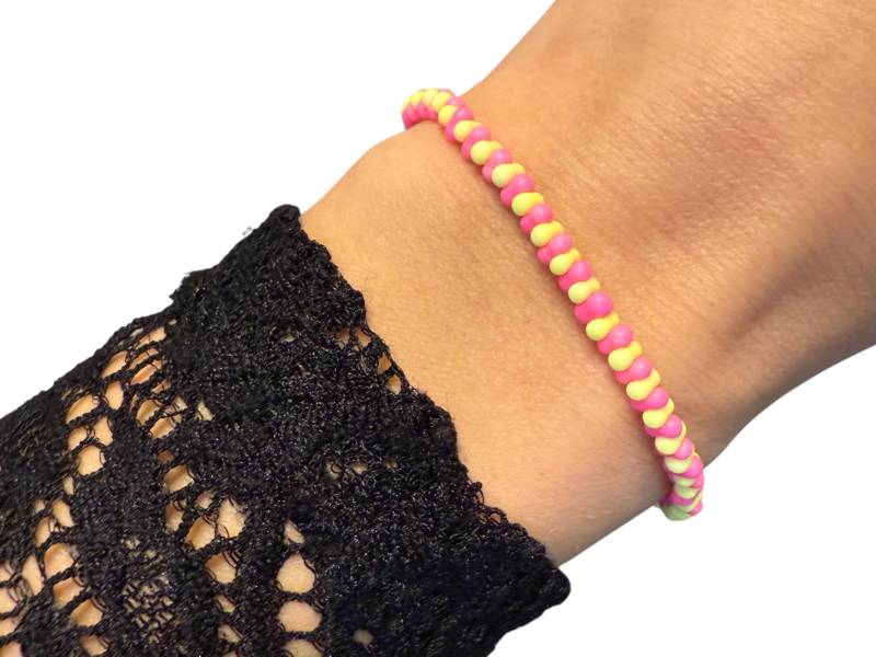 Zartes Perlenarmband Neon Pink Und Gelb Silber von LAKASTgeschenkideen