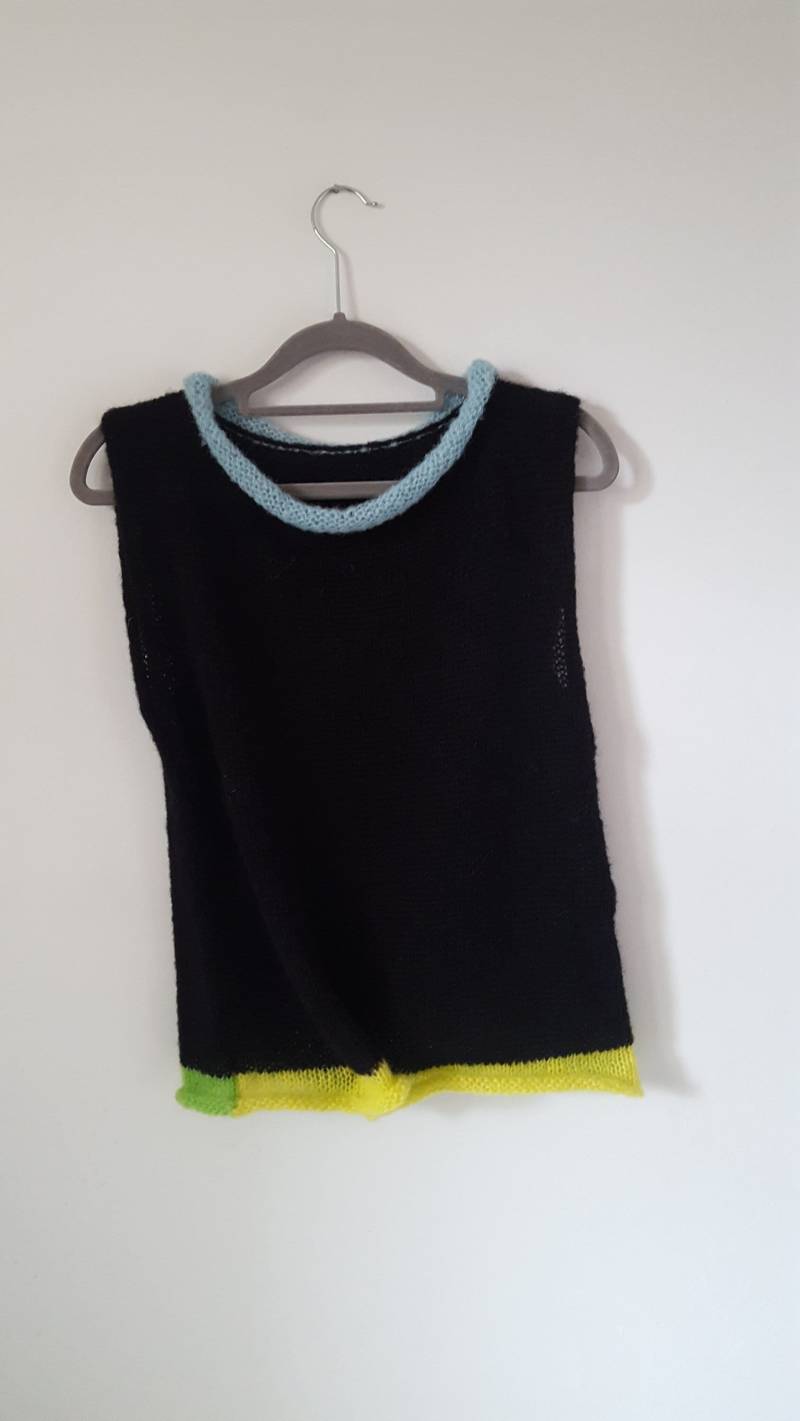Pullunder Top Alpaka Seide Handgestrickt Schwarz Mit Farbigen Ränder von LALAcrea