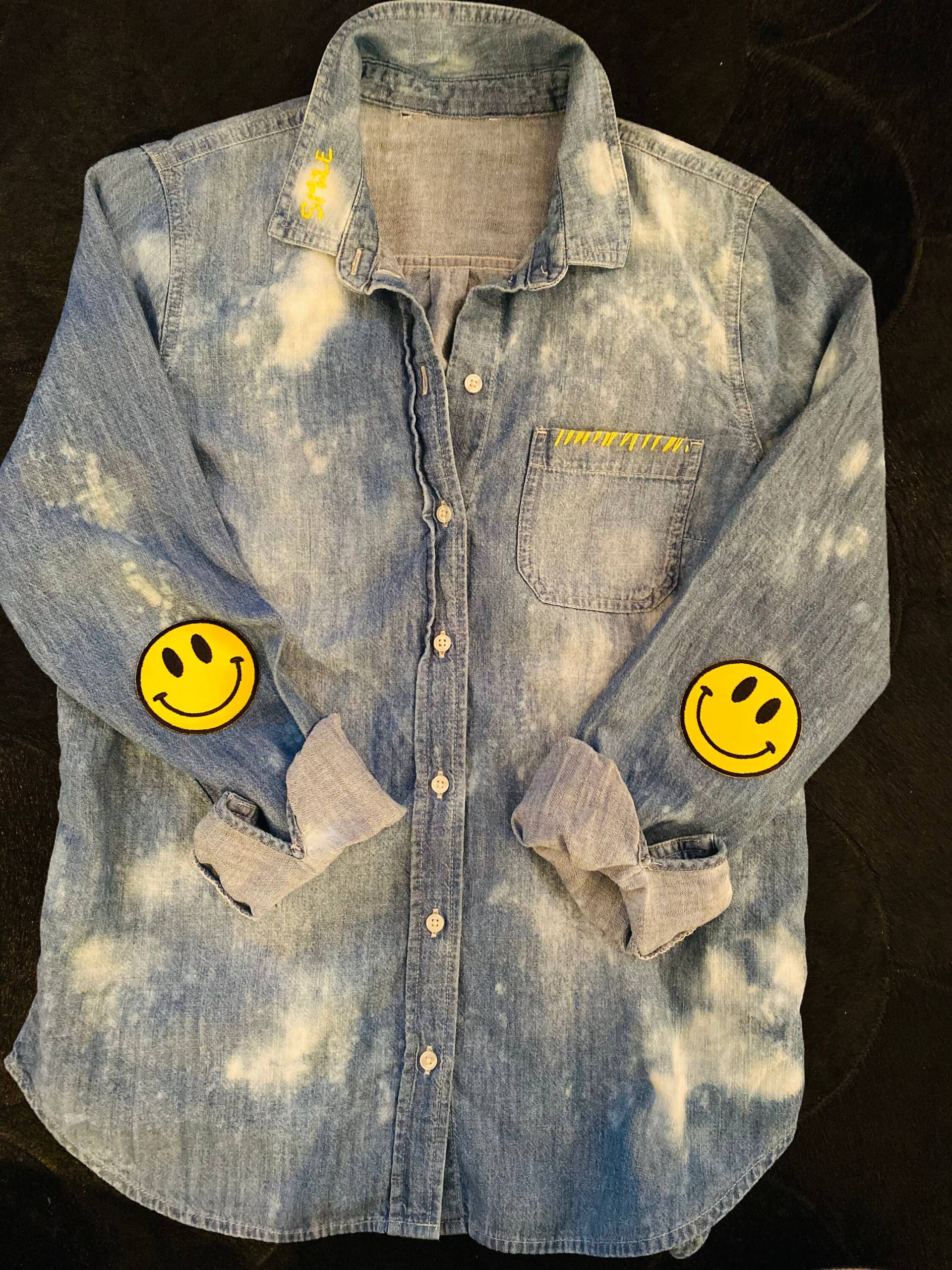 Ausgebleichter Denim, Handgesticktes Smiley-Gesicht, Aufgesetzter Knopfleiste Ausgebleichter Denim, Handgesticktes Smiley-Gesicht, Aufgesetzter Knopfleiste von LANAPLATINDESIGN