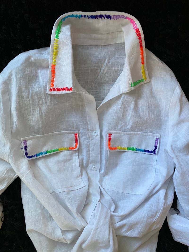 Handgestickter Regenbogenknopf Unten von LANAPLATINDESIGN