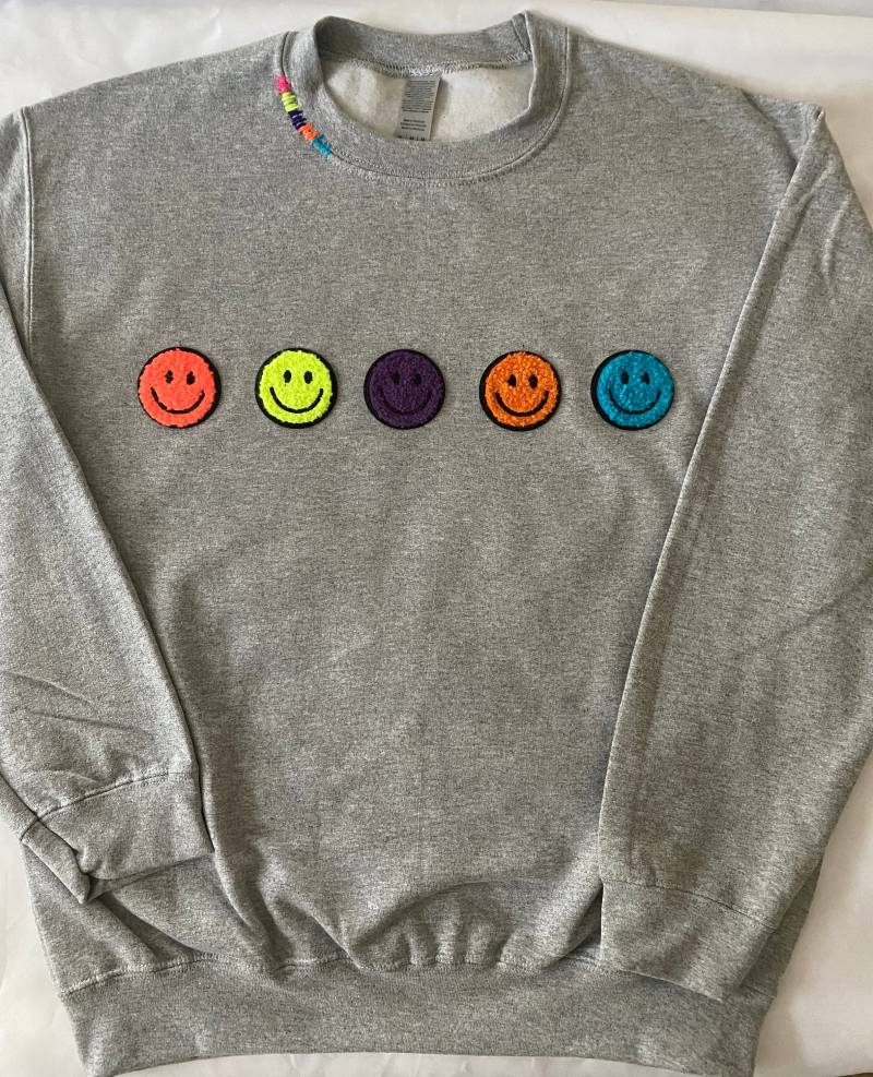 Glücklichstes Boucle Sweatshirt Mit Rundhalsausschnitt von LANAPLATINDESIGN