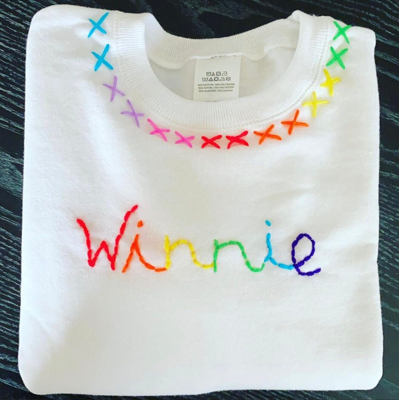 Regenbogen Handbesticktes Name Crewneck Sweatshirt Regenbogen Handbesticktes Name Crewneck Sweatshirt von LANAPLATINDESIGN