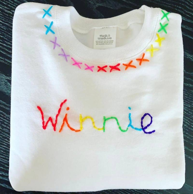Regenbogen Handbesticktes Name Crewneck Sweatshirt von LANAPLATINDESIGN