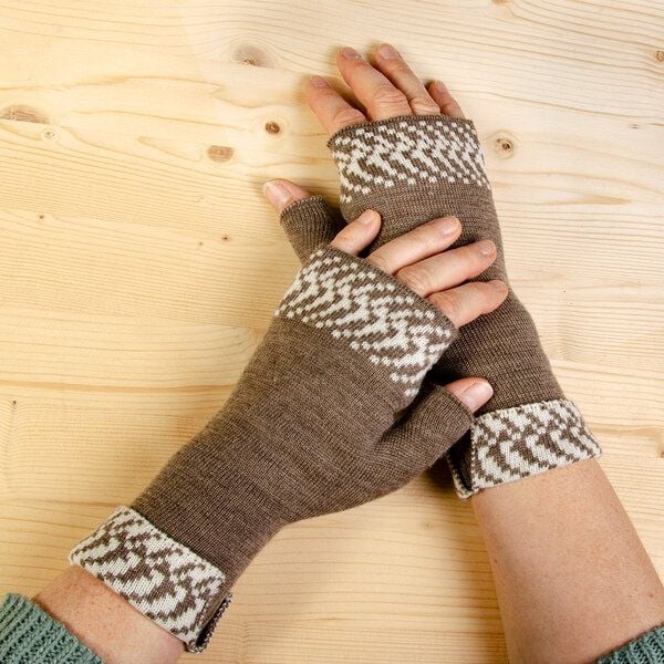 LANARTO slow fashion Pulswärmer Muster 'Pixel' zweifarbig gestrickt aus mulesingfreier Merinowolle von LANARTO slow fashion