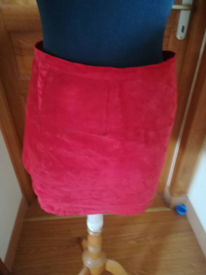 Gerade Kurzen Rock Original Vintage Dunkel Rot Wildleder Gerade Kurzen Rock Original Vintage Dunkel Rot Wildleder von LAPILHAOUER