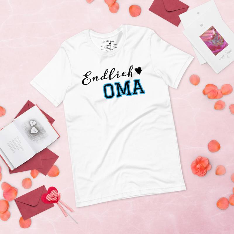 T-Shirt „Endlich Oma" - Blaue Umrandung, Bio-Baumwolle. Perfekt Zur Verkündung Der Schwangerschaft Und Für Baby Partys. Zeige Deine Freude von LARABIdesign