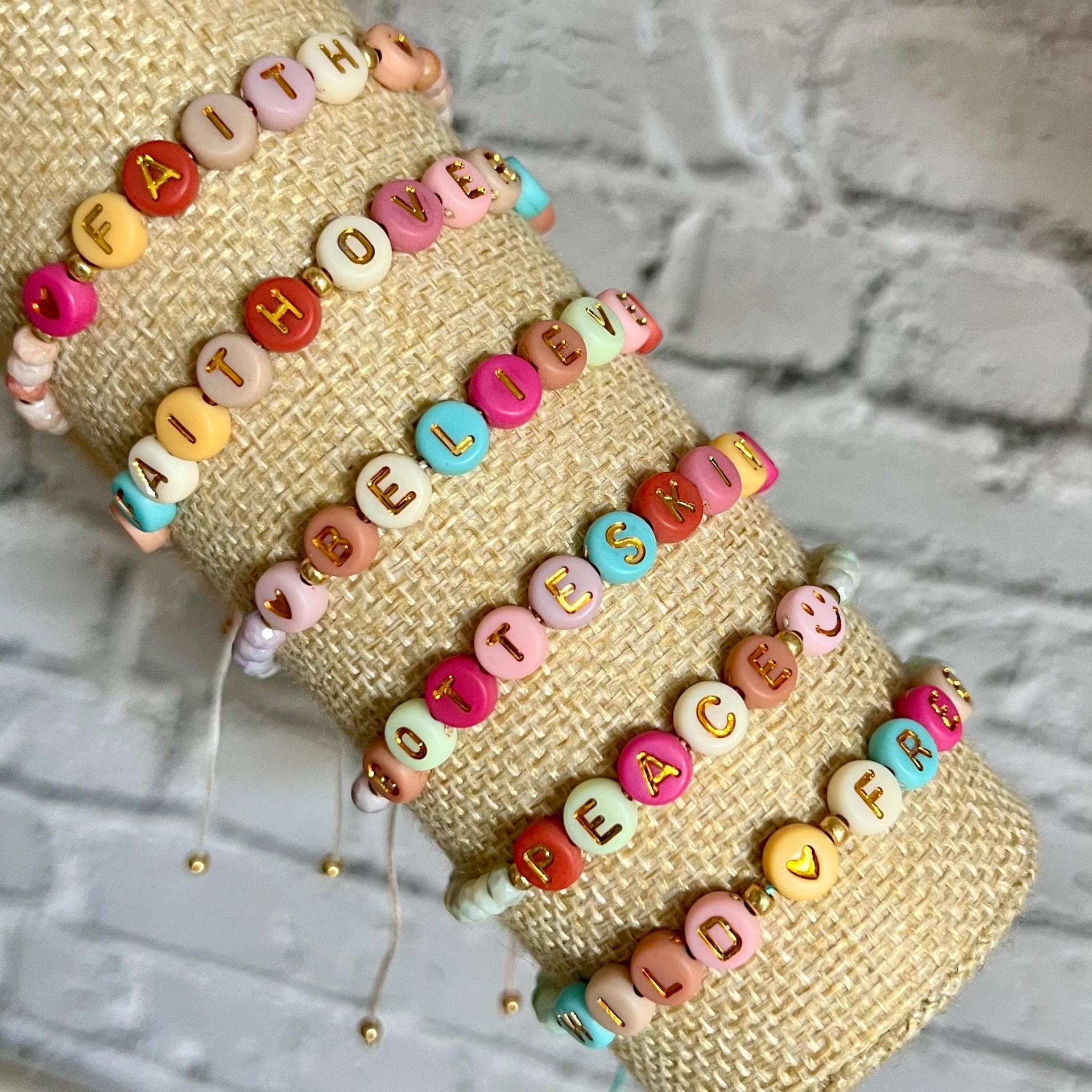 Armband Schriftzug Glasperlen - Buchstabenperlen Bunt Perlenarmband von LARAlieschen