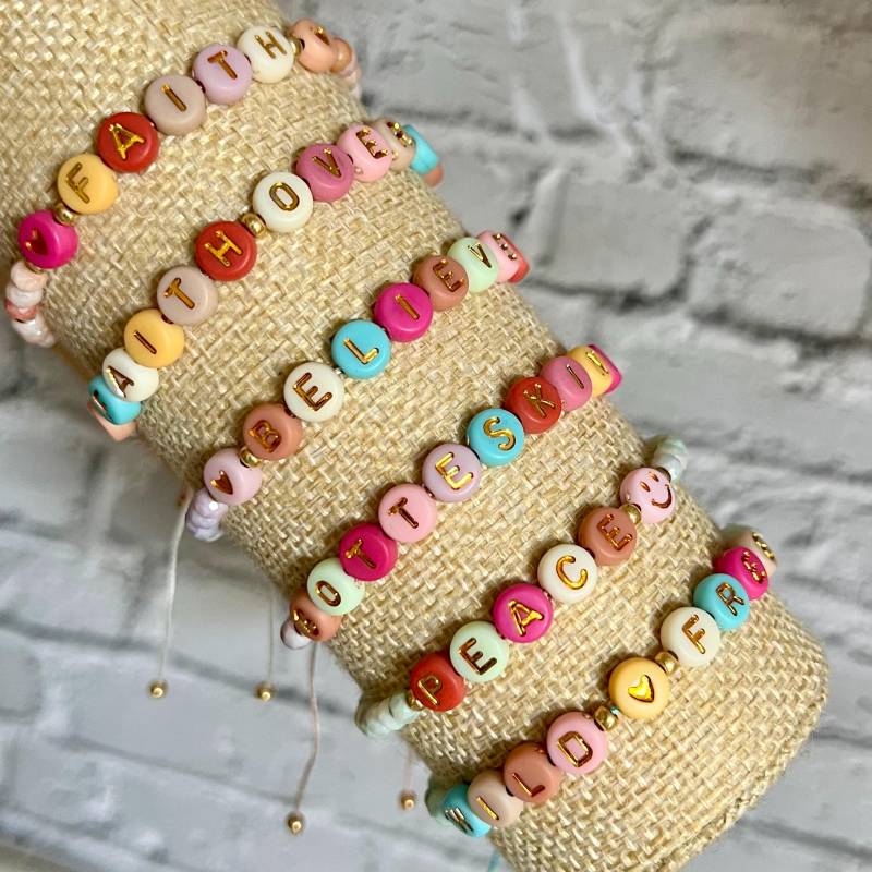 Armband Schriftzug Glasperlen - Buchstabenperlen Bunt Perlenarmband von LARAlieschen