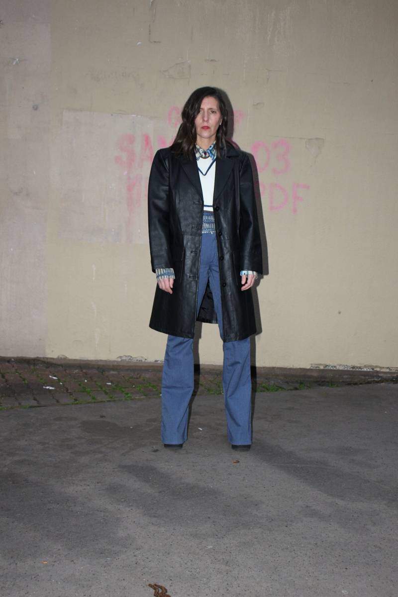 Lange Schwarze Lederjacke Mit Großer Tasche Und Knopf/Größe Xs-S-M von LARELIGIEUSE