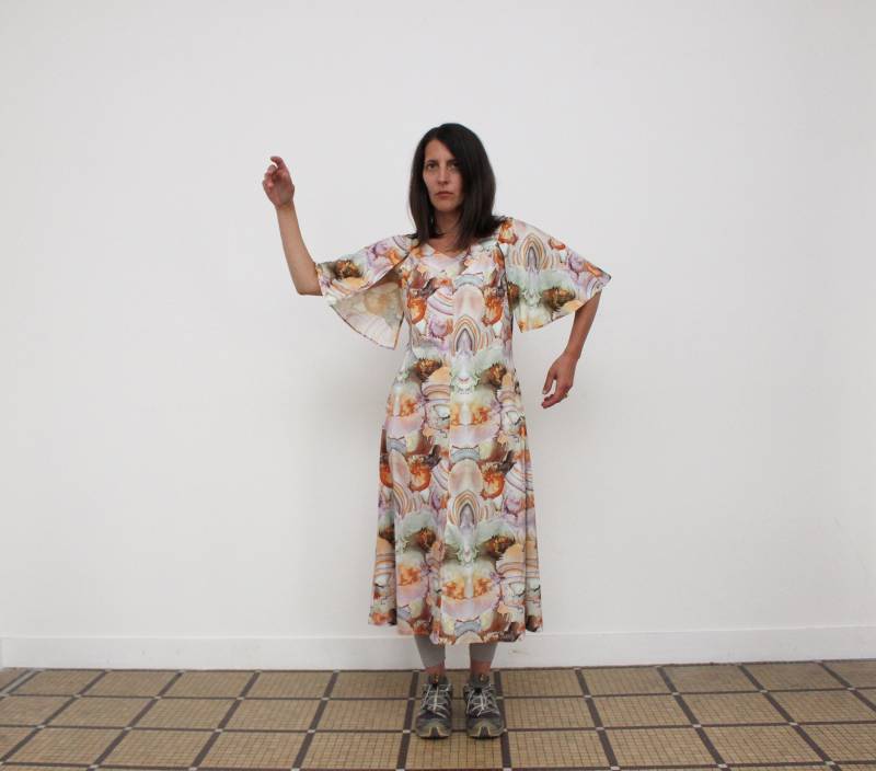 Langes Pastellviolettes Kleid Mit Abstraktem Druck/Schmetterlingsärmel Größe S von LARELIGIEUSE