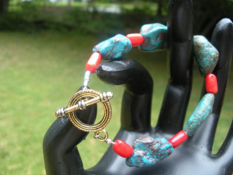 Chunky Turquoise Nuggets Armband Aus Roten Korallen von LARIMAR