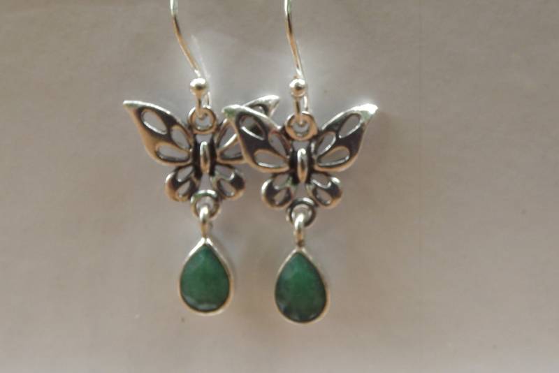 Echter Facettierter Smaragd Solo & Sterlingsilber Schmetterling An Zarter Brisur-Ohrhänger von LARIMAR