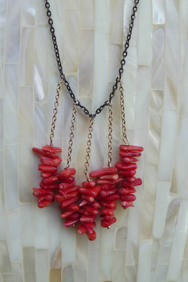 Einzigartige Korallenkette Mit Gold- Und Schwarzfarbenen Ketten - Auffallend Schönes Design von LARIMAR