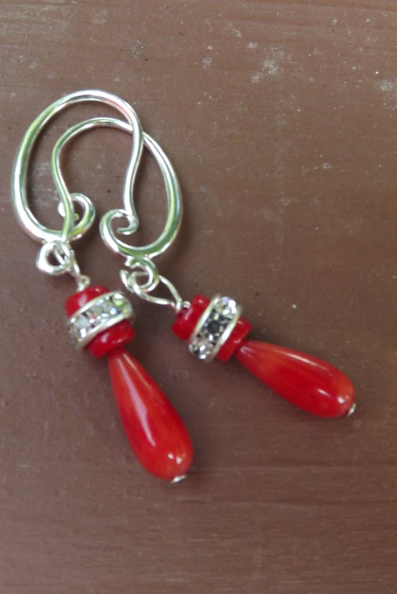 Einzigartige Rote Koralle Tropfen - Sterling Silber Ohrhänger Mit Kleinem Kristall Akzent von LARIMAR