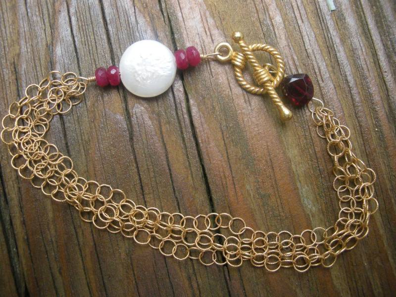 Garnet Herz An Goldkette Plus Perle Und Rubin Verzierung Einzigartiges Armband Absolut Ein Unikat von LARIMAR