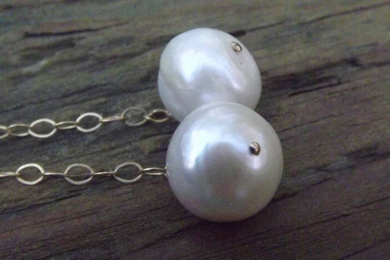 Natürliche Weiße Salzwasserperlen Goldkette Lange Baumeln Ohrringe Feminin Selten von LARIMAR