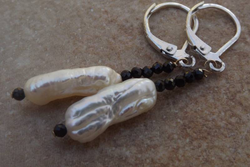 Ohrringe Mit Weißen Biwa Perlen Und Schwarzen Spinell von LARIMAR